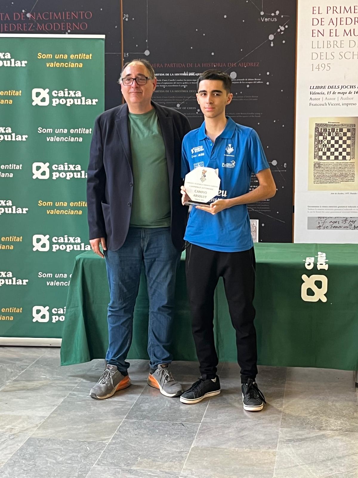 Diego Macías con el trofeo que le acredita como campeón de la Comunitat Valenciana absoluto
